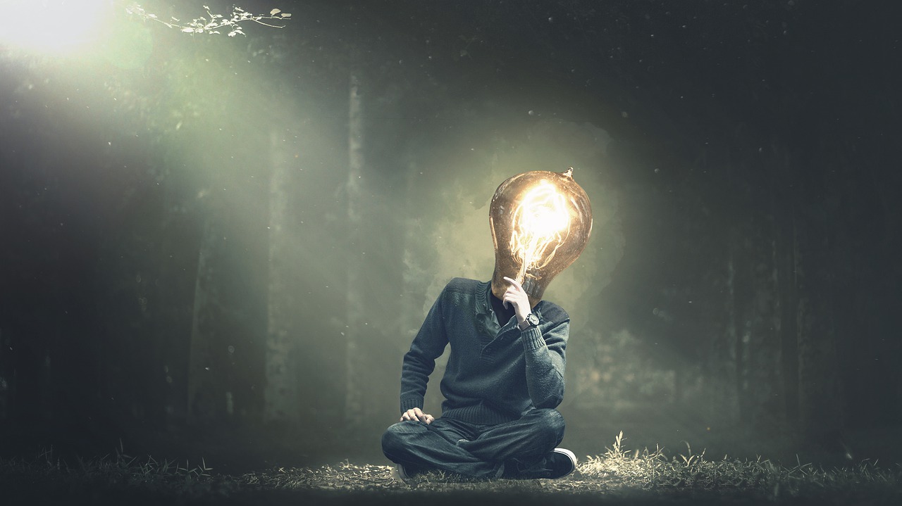 homme_assis_tenant_une-lumiere